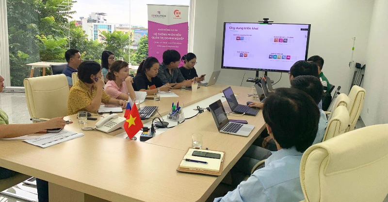 Buổi họp triển khai dự án ERP và phân hệ quản trị nhân sự iziHRM giữa IZISolution và Công ty TNHH Nguyễn Hồng Đội ngũ IZISolution và Nguyễn Hồng trong buổi làm việc triển khai dự án ERP