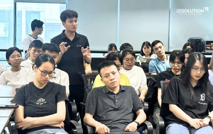 Đội ngũ IZISolution trao đổi về kỹ năng sử dụng AI trong công việc