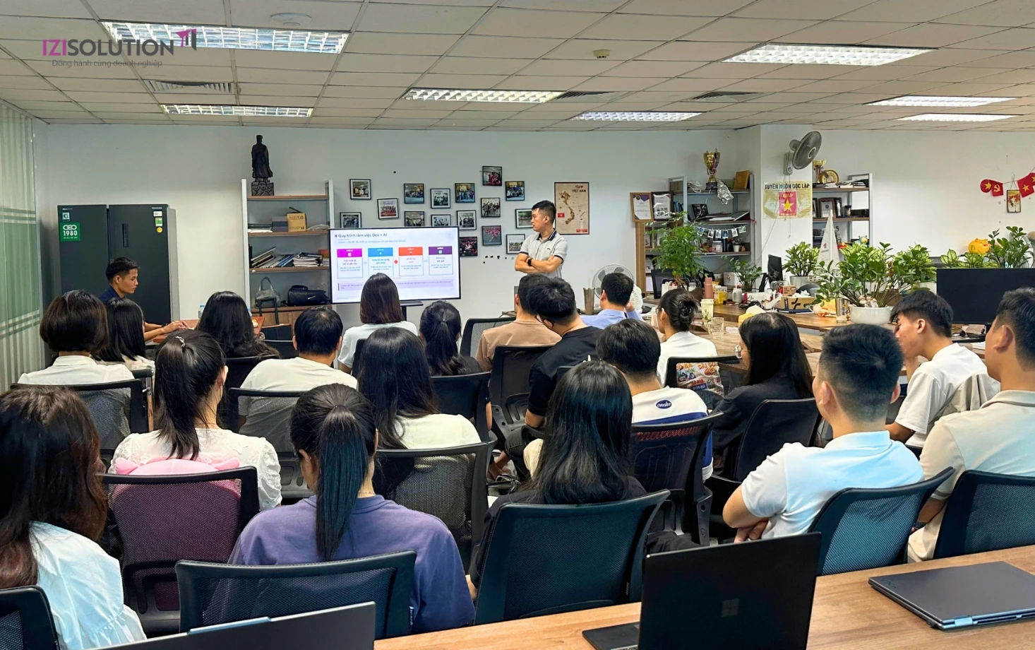 Mỗi team mang đến những ví dụ thực tế về cách dùng AI Nhân viên IZISolution chia sẻ cách ứng dụng AI trong công việc hằng ngày