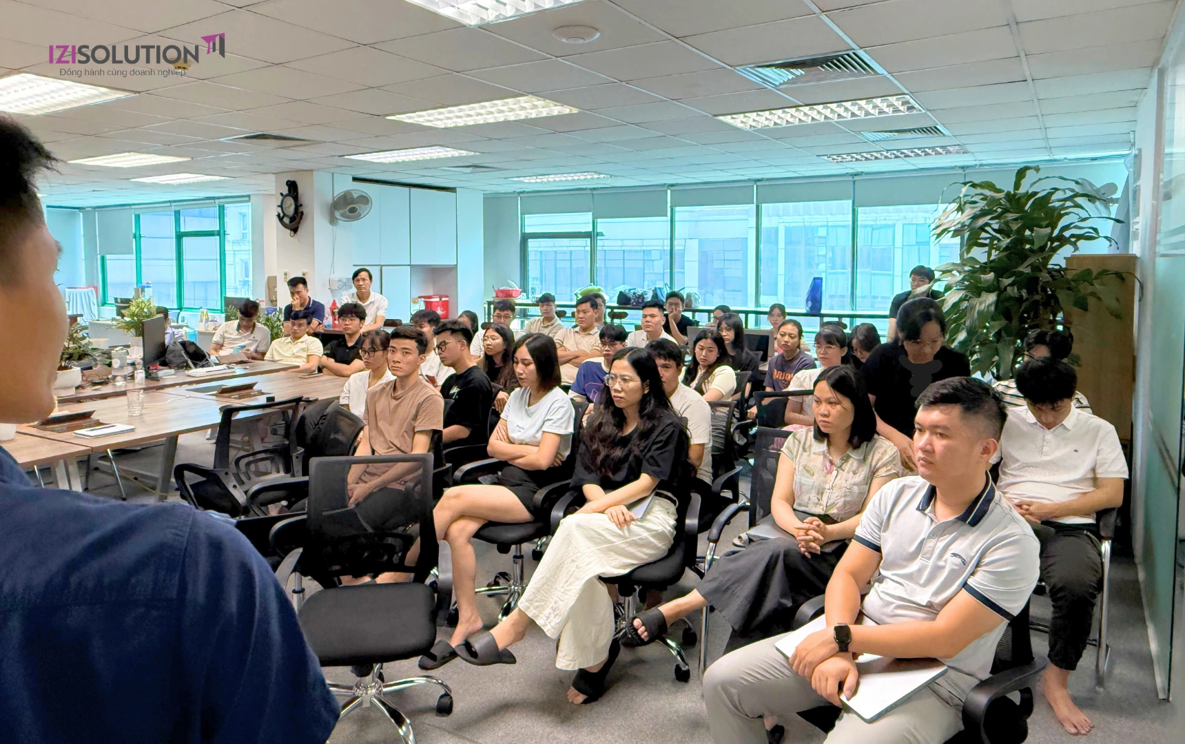 Thành viên các phòng ban IZISolution tham dự Open Talk về AI Không khí buổi Open Talk ứng dụng AI tại IZISolution
