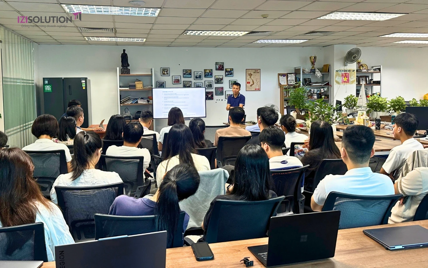 Văn hóa học hỏi không ngừng tại IZISolution Tập thể IZISolution tại buổi Open Talk về tối ưu hiệu suất công việc bằng AI