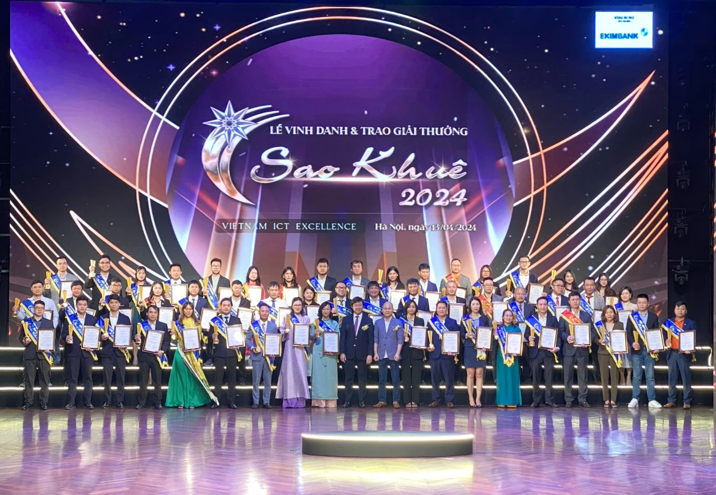 Các đại biểu và đại diện doanh nghiệp tham dự Lễ Vinh danh và Trao Giải thưởng Sao Khuê 2024 Đại biểu và đại diện các doanh nghiệp chụp ảnh lưu niệm tại lễ trao giải thưởng Sao Khuê 2024