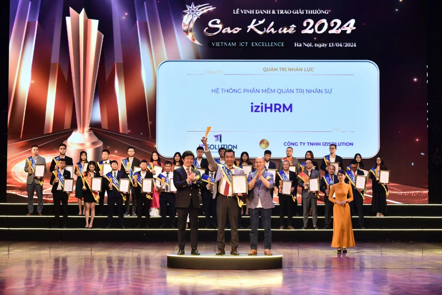 Đại diện IZISolution nhận giải thưởng Sao Khuê 2024 cho phần mềm quản trị nhân sự iziHRM