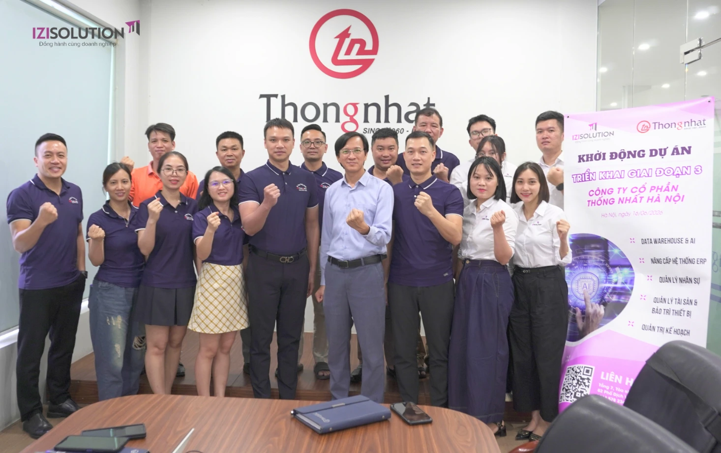 Đại diện Công ty Cổ phần Thống Nhất Hà Nội và IZISolution chụp ảnh chung tại lễ khởi động phần mềm quản lý nhân sự iziHRM